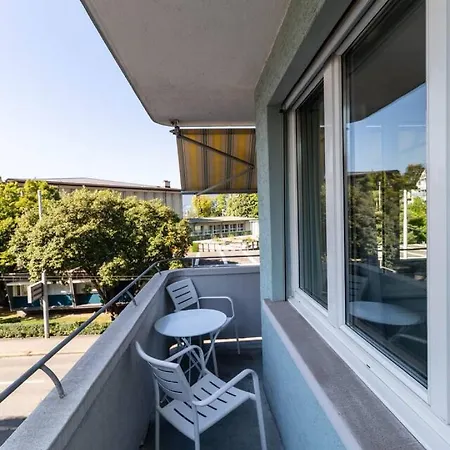Bright 2 Bedroom Flat - Parkview 3 *