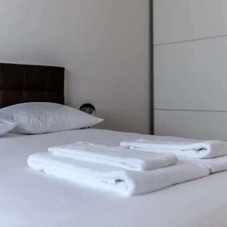 Bright 2 Bedroom Flat - Parkview 3 *