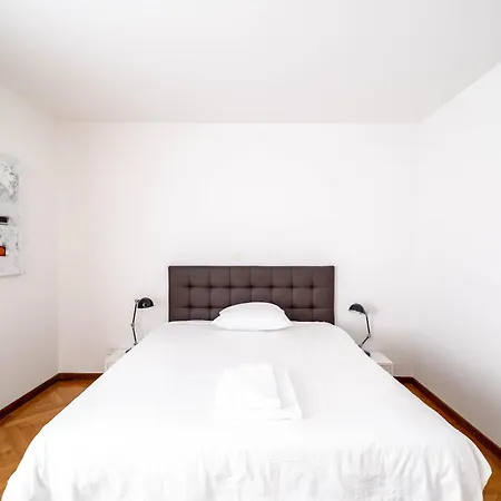 Bright 2 Bedroom Flat - Parkview 3 *